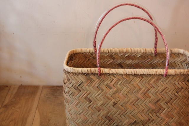 竹の薄型パイプ手提げかごバッグ