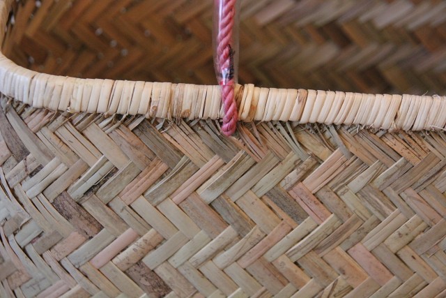 竹の薄型パイプ手提げかごバッグ