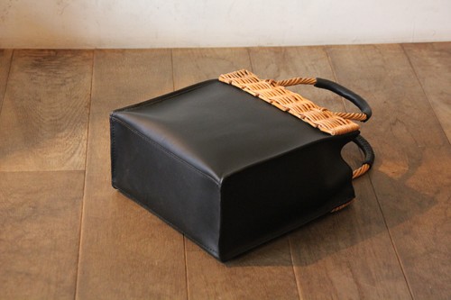 アラログハンドルのレザートートバッグ