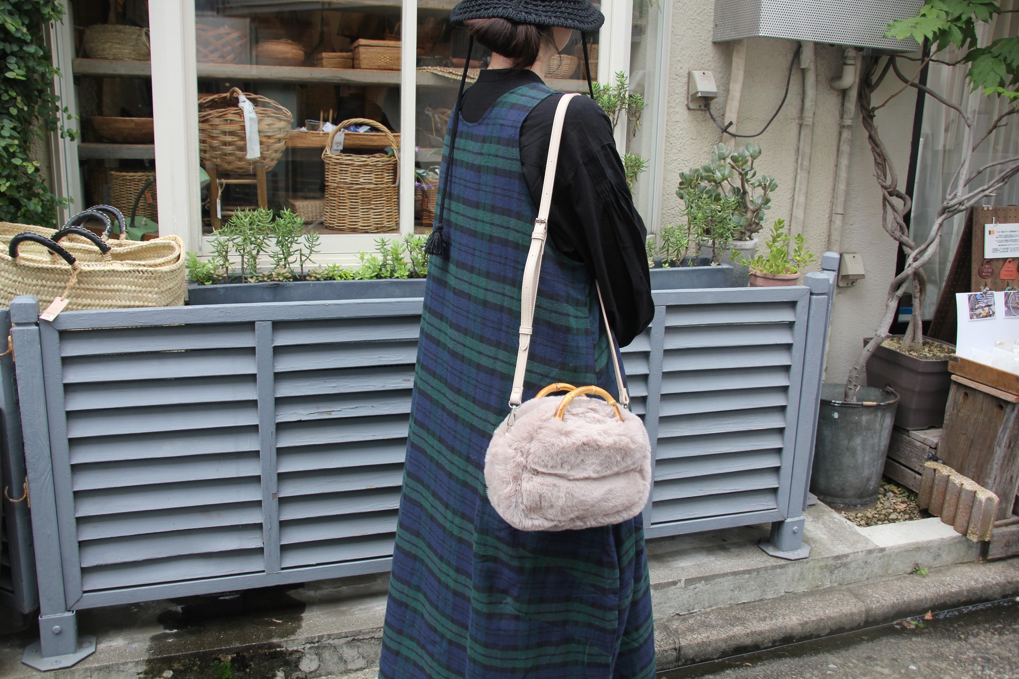 バンブーハンドルの2wayファーショルダーバッグ