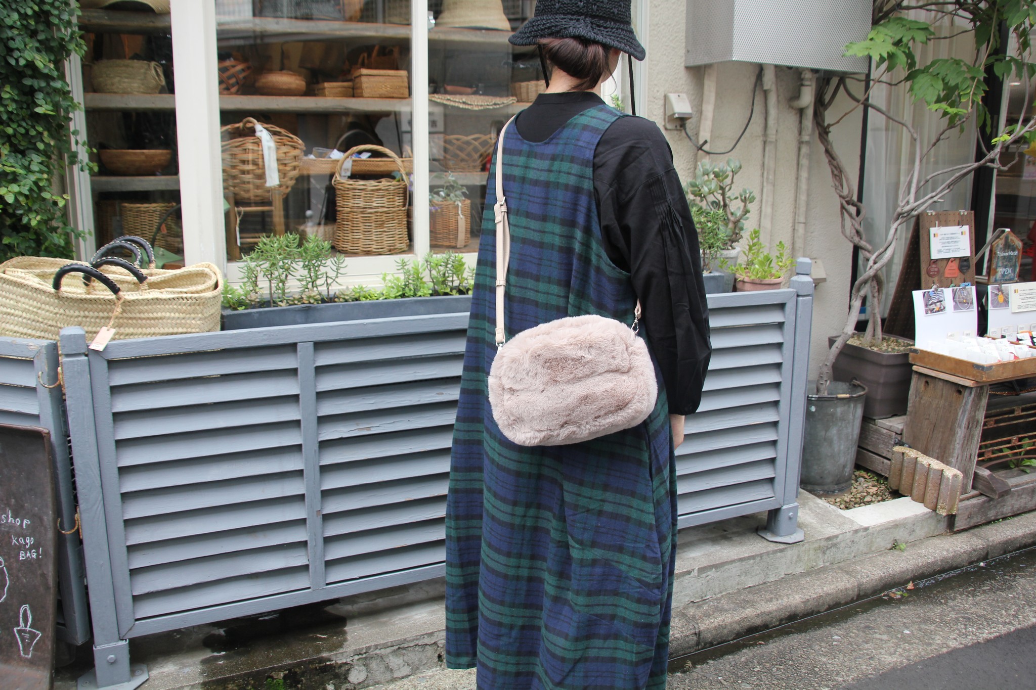 バンブーハンドルの2wayファーショルダーバッグ