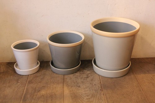 陶器の皿付き植木鉢