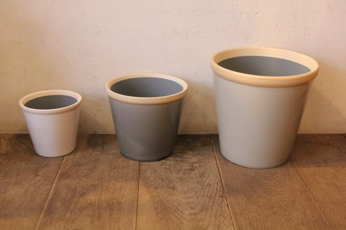 陶器の皿付き植木鉢