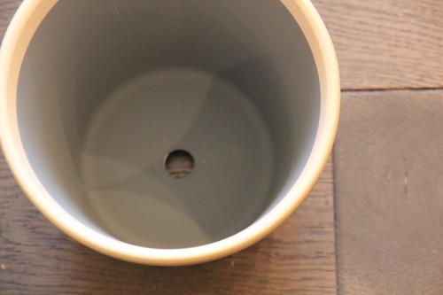 陶器の皿付き植木鉢