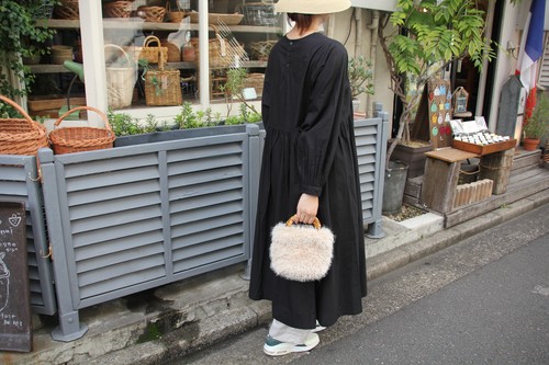 グレーのストローと合成皮革のかごバッグ グレーのストローと合成皮革のかごバッグ グレーのストローと合成皮革の