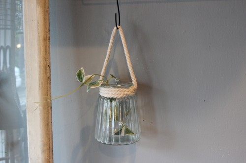 置いても吊っても使えるロープ付きガラスフラワーベース