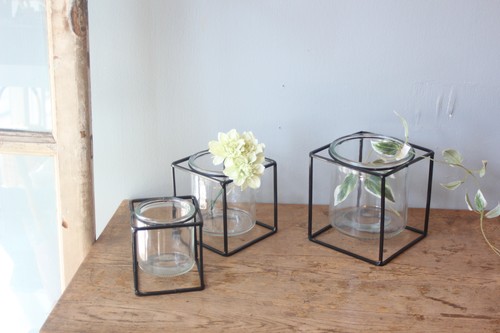 アイアンスクエアホルダー付きガラスフラワーベース