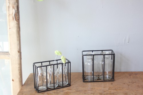アイアンレクタングルホルダー付きガラスフラワーベース