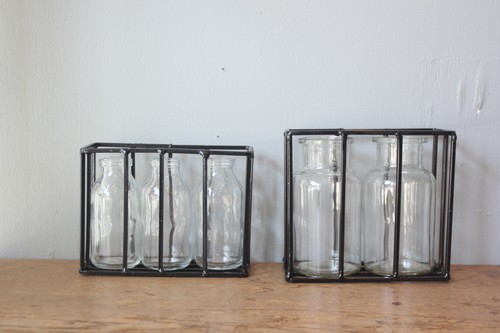 アイアンレクタングルホルダー付きガラスフラワーベース