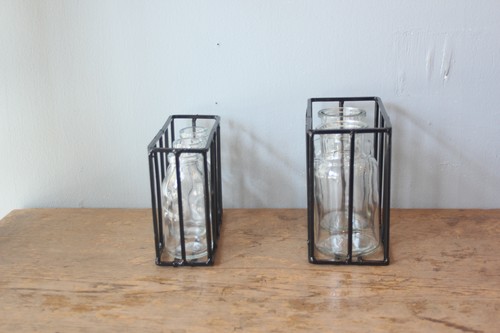 アイアンレクタングルホルダー付きガラスフラワーベース