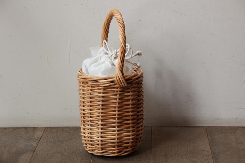 皮付き籐ワンハンドル巾着かごバッグ