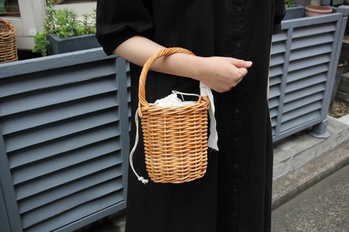 皮付き籐ワンハンドル巾着かごバッグ