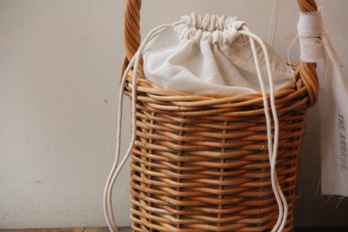 皮付き籐ワンハンドル巾着かごバッグ