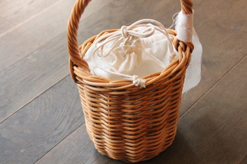 皮付き籐ワンハンドル巾着かごバッグ