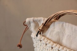 柳ハンドルのコットンマクラメ編みミニバッグ