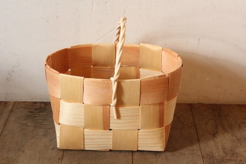 フィンランド製のもみの木バスケット