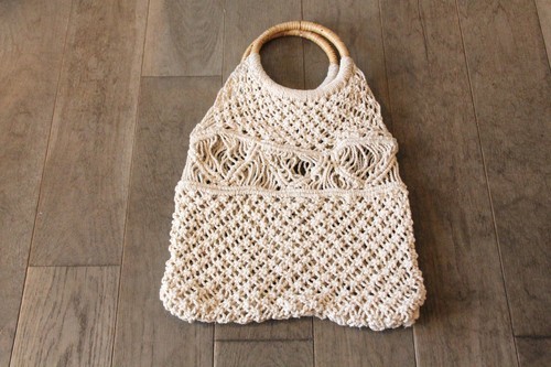 籐ラタンのリングハンドルにコットンロープのマクラメ編みのバッグ