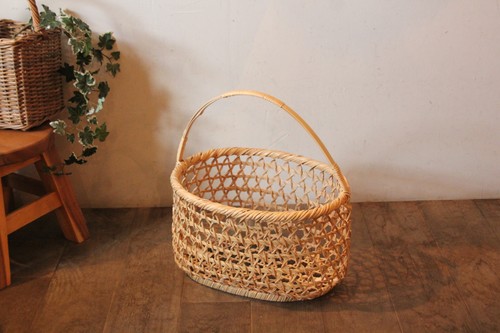 日本製のねじり六つ目編み手付き竹かご