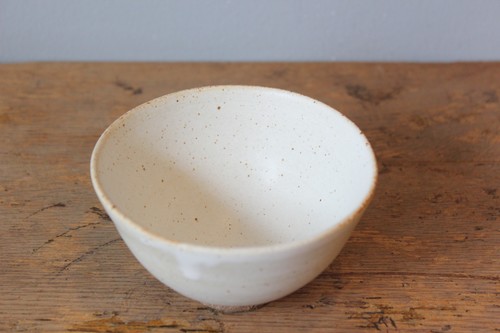 たたら作りの日本製陶器のお茶碗