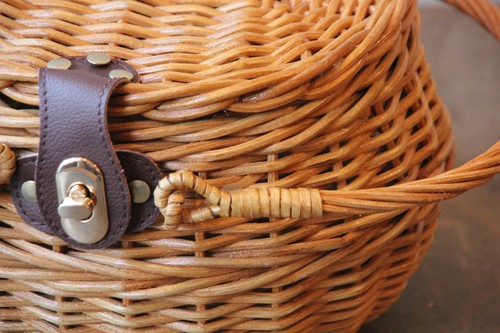 籐のかごラタンふた付きラウンドピクニックバスケット