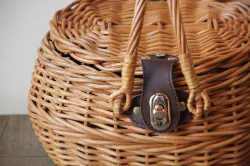 籐のかごラタンふた付きラウンドピクニックバスケット