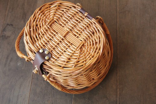 籐のかごラタンふた付きラウンドピクニックバスケット