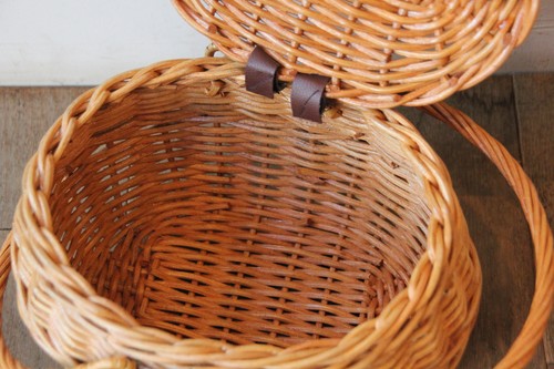 籐のかごラタンふた付きラウンドピクニックバスケット