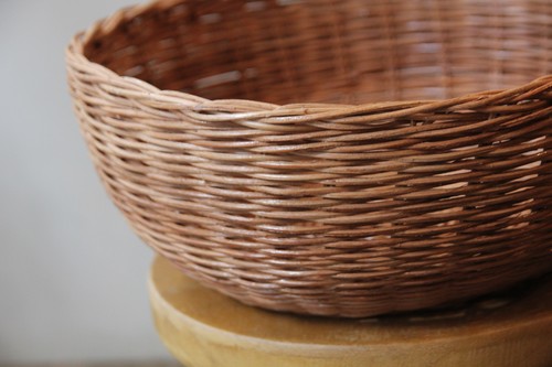 籐のかごラタンラウンドトレイバスケット