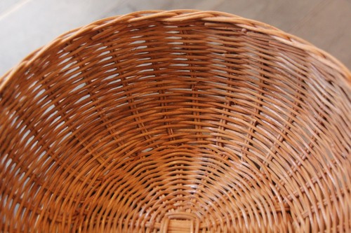 籐のかごラタンラウンドトレイバスケット