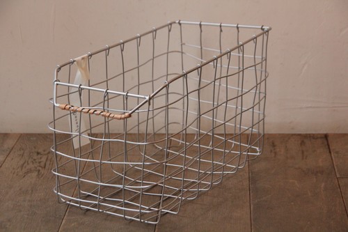 柳ハンドルのアイアンストッカーバスケット