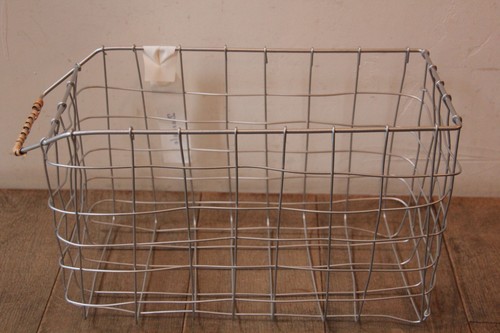 柳ハンドルのアイアンストッカーバスケット