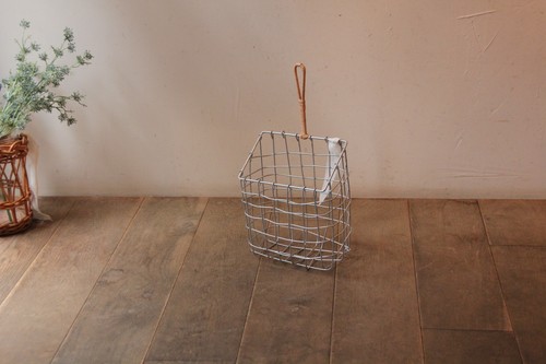 柳ハンドルのアイアンハンギングバスケット