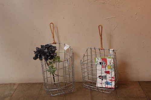 柳ハンドルのアイアンハンギングバスケット