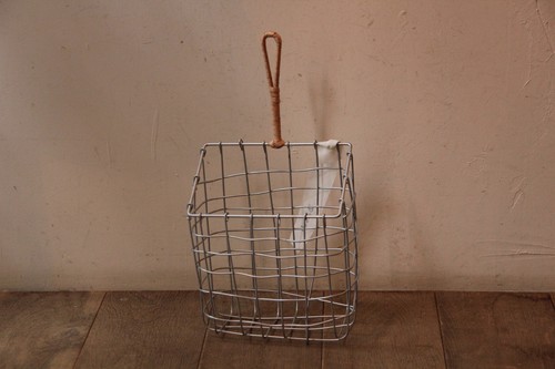 柳ハンドルのアイアンハンギングバスケット