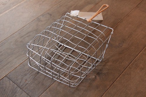 柳ハンドルのアイアンハンギングバスケット