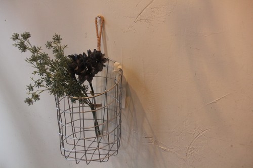 柳ハンドルのアイアンハンギングバスケット
