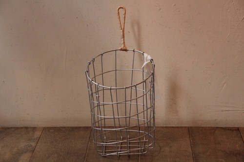柳ハンドルのアイアンハンギングバスケット
