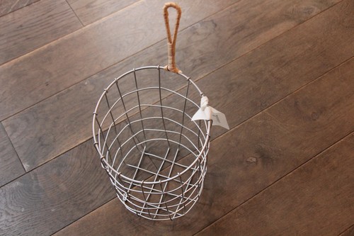 柳ハンドルのアイアンハンギングバスケット