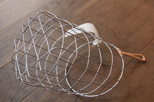 柳ハンドルのアイアンハンギングバスケット