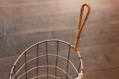 柳ハンドルのアイアンハンギングバスケット