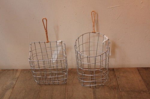 柳ハンドルのアイアンハンギングバスケット