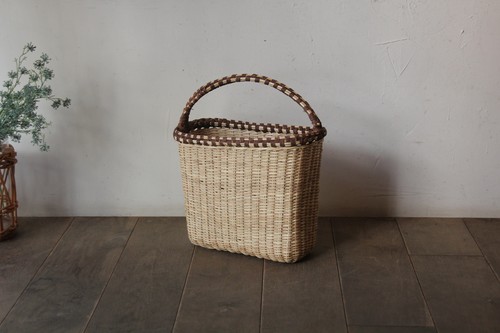 椰子と木皮の素朴なスクエアバスケット