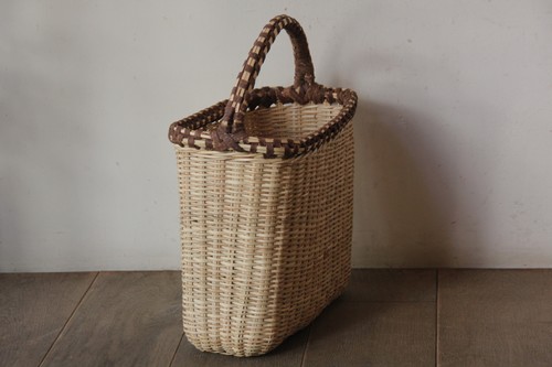 椰子と木皮の素朴なスクエアバスケット