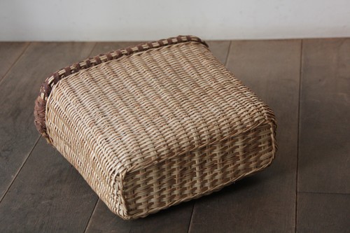 椰子と木皮の素朴なスクエアバスケット