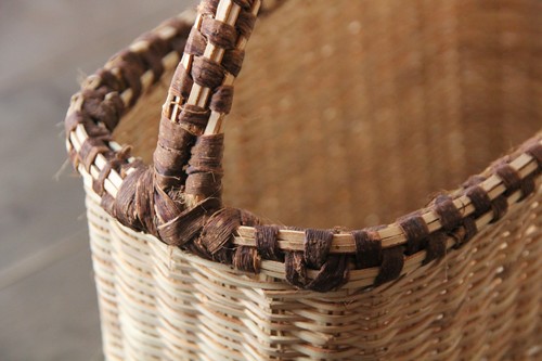 椰子と木皮の素朴なスクエアバスケット