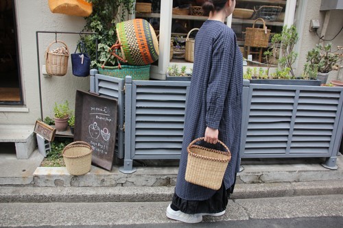 椰子と木皮の素朴なスクエアバスケット