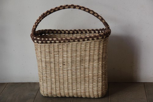 椰子と木皮の素朴なスクエアバスケット