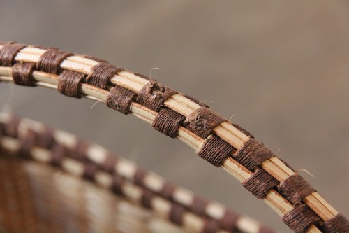 椰子と木皮の素朴なスクエアバスケット