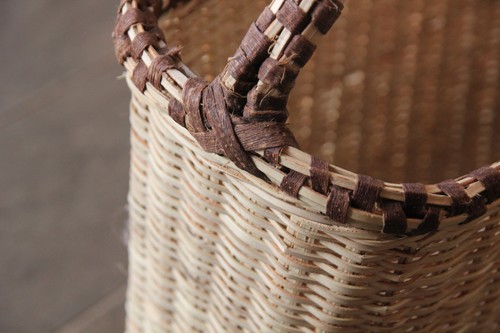 椰子と木皮の素朴なスクエアバスケット