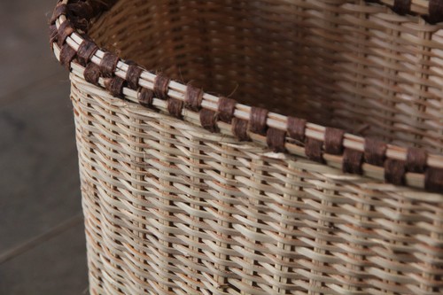 椰子と木皮の素朴なスクエアバスケット